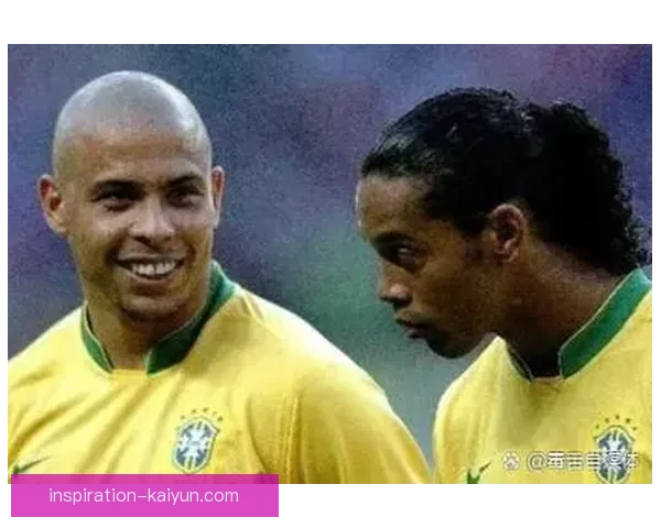 足球明星对比引发热议，球迷期待两位巨星的表现差异分析